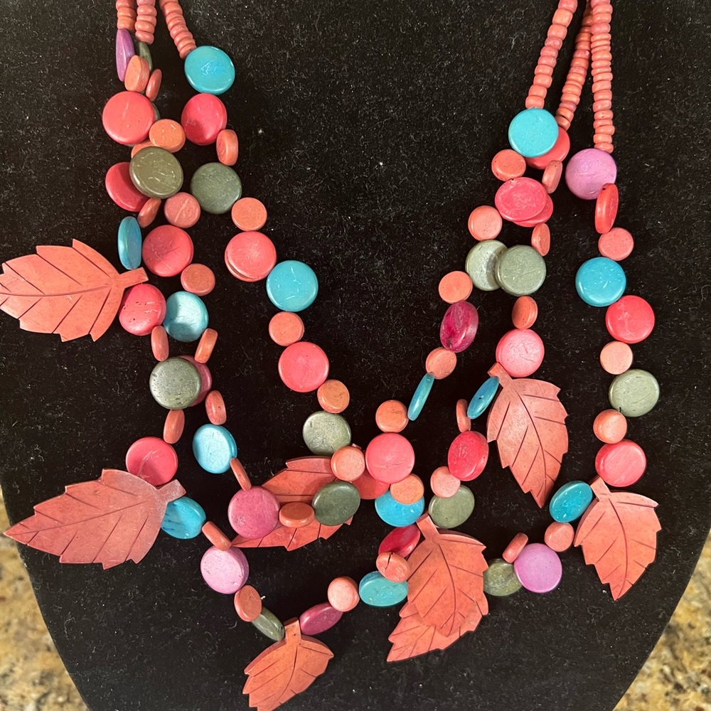 Leaf and circle‎ necklace